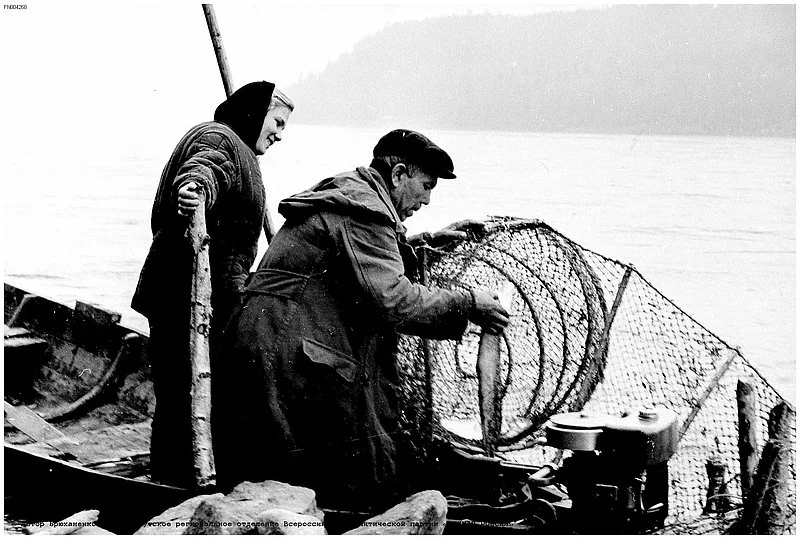 An archival photograph of fishers from Dubynino. The publication credits Edgar Bryukhanenko; it does not give a precise year.