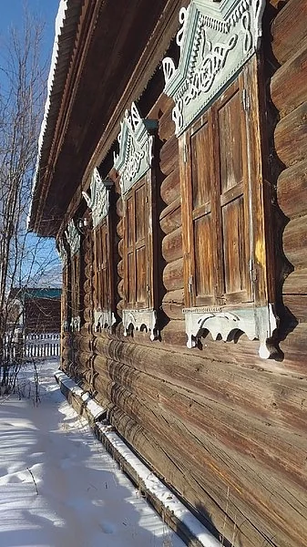 An old house in Dubynino, identified by the source as relocated from Moskovskoye. The photograph reveals its carved details and timber facade.