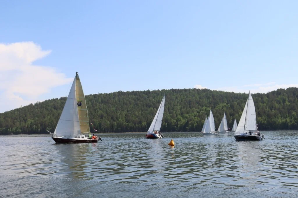 Yachts on the reservoir in the June 2026 report on Kaltuk’s third regatta, dedicated to Bratsk District’s centenary.