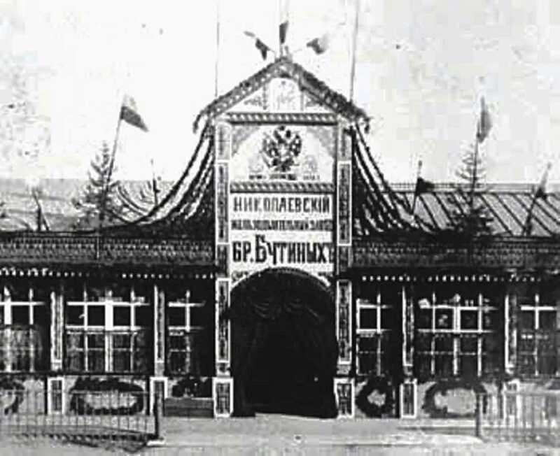 An archival view of the works entrance reproduced in Liliya Andreyeva’s historical account. No exact photograph date is given. The plant belongs to the Angara region’s pre-revolutionary industrial history.