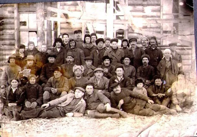 A group photograph captioned “Workers of NZ” in the source. The names and date are unspecified; it accompanies the historical account of the works.