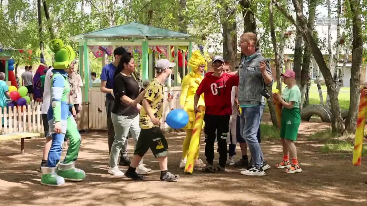 The opening of the charitable City of Childhood festival at the Rostok children’s residential institution. The Palace of Arts helped organise the event. BST video still, 00:22; published 2023-06-06.