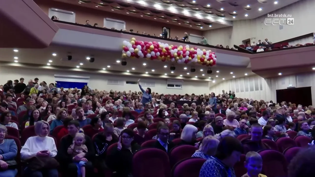 Публика в зрительном зале ТКЦ «Братск-АРТ» на юбилее ансамбля «Молодость Братска». Кадр репортажа БСТ от 9 февраля 2026 года, 00:37. Точная дата съёмки не указана.