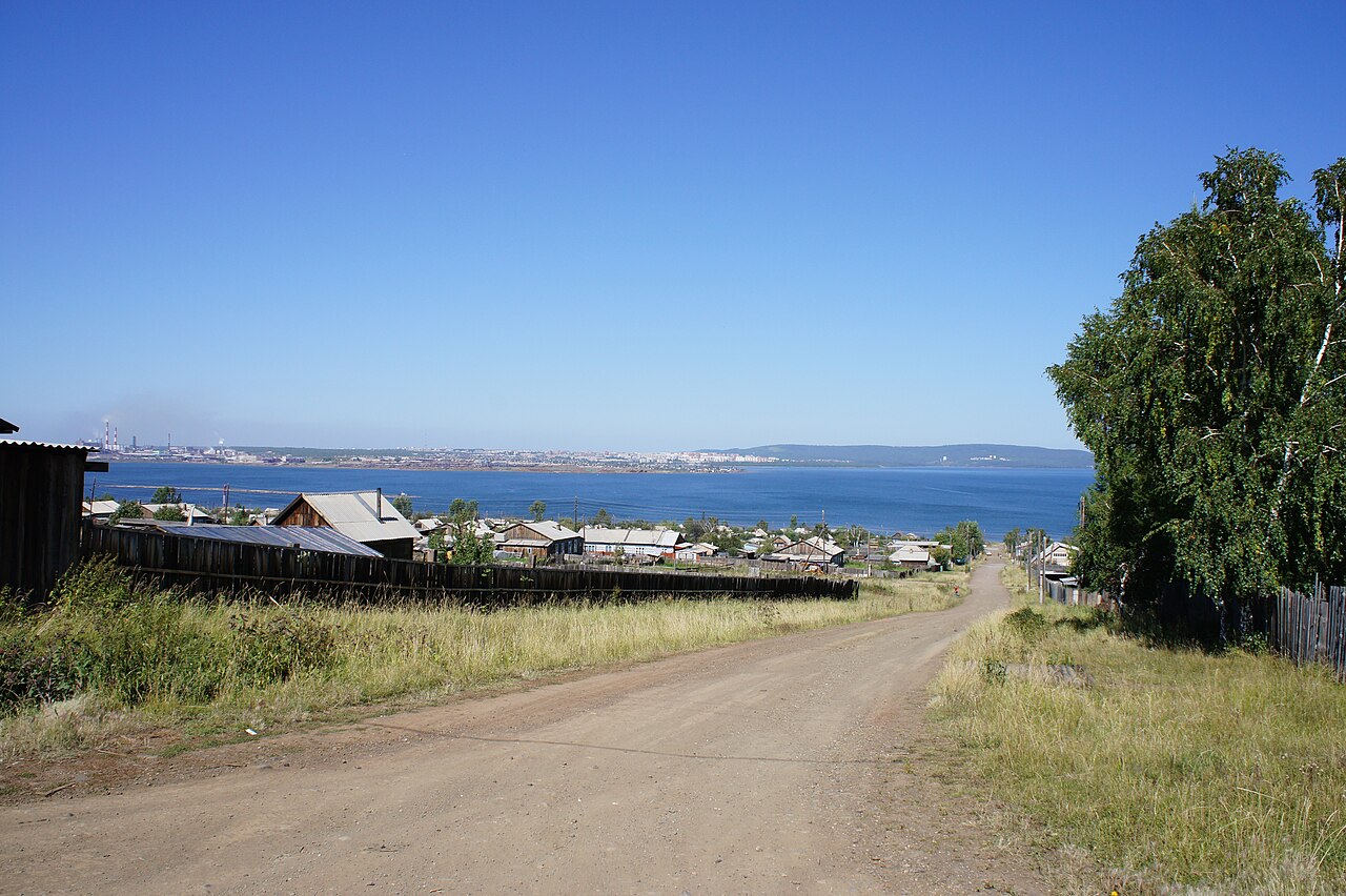 22 августа 2010. Вид из Порожского на водохранилище; на переднем плане — деревянные дома и улица.