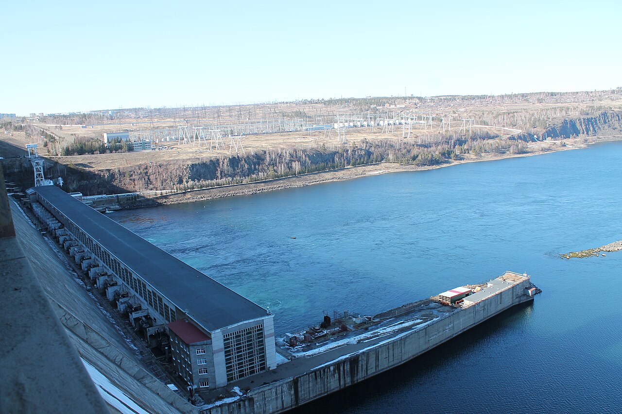 7 April 2016. HPP from the right bank. A later photograph of equipment and structures, rather than a construction-era image.