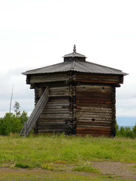 Юго-западная башня в «Ангарской деревне». Исследование 2026 года датирует сохранившиеся башни 1685 годом, уточняя привычную музейную датировку 1654 года.