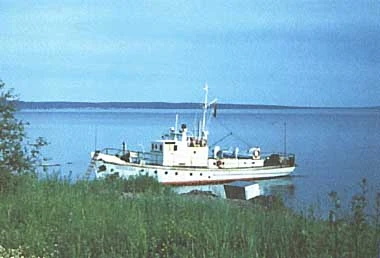 Photograph by I. N. Varfolomeeva in the ILEC scientific database: the reservoir shore and a research vessel. No shooting date is provided. The image accompanies a historical limnological dataset, not a report of a 2026 voyage.