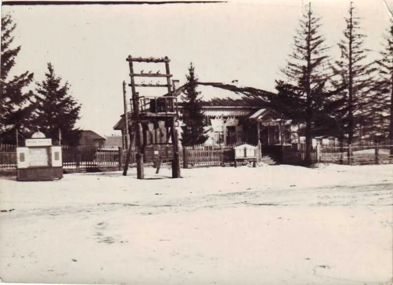 Public building in the old village centre. The publication associates it with the district party committee; its caption and account trace institutions affected by relocation. The exact photograph date is not supplied.