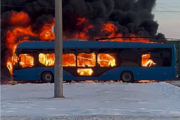В Братске полностью сгорел новый троллейбус