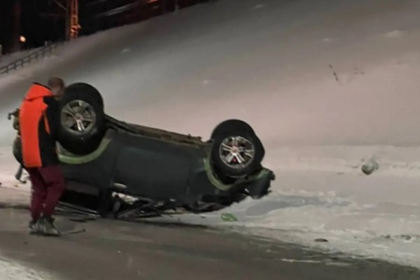 Авария в Братске: Автомобиль «Нива» перевернулся на трассе в ночь на 3 января