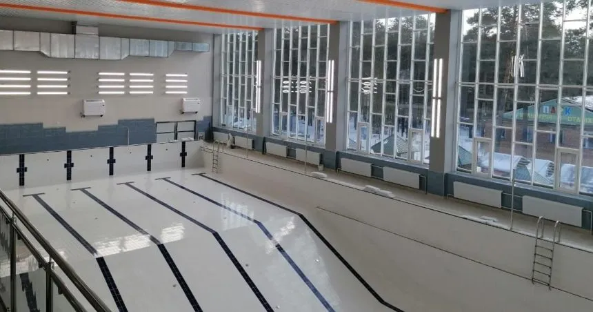 В спортивном комплексе "Солнечный" в Братске подготавливают бассейн к открытию после проведенного ремонта